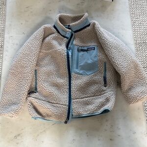 Adorable Patagonia fleece!💙🧿🤍🤩